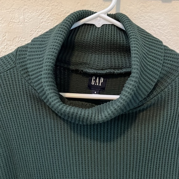 Gap women’s emerald green waffle turtleneck top, size small - Picture 2 of 3